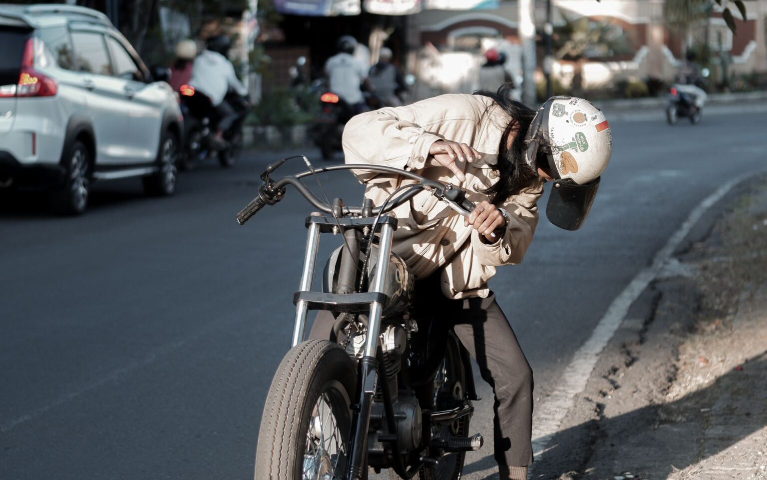 Busi motor dilepas untuk memeriksa ada tidaknya percikan api, motor tidak bisa distarter