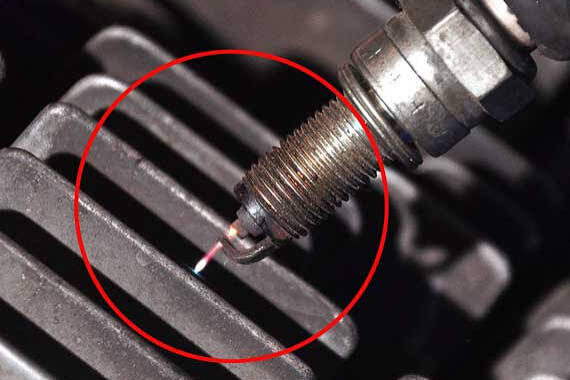 Koil motor rusak dicek dengan melihat percikan api busi menggunakan tespen
