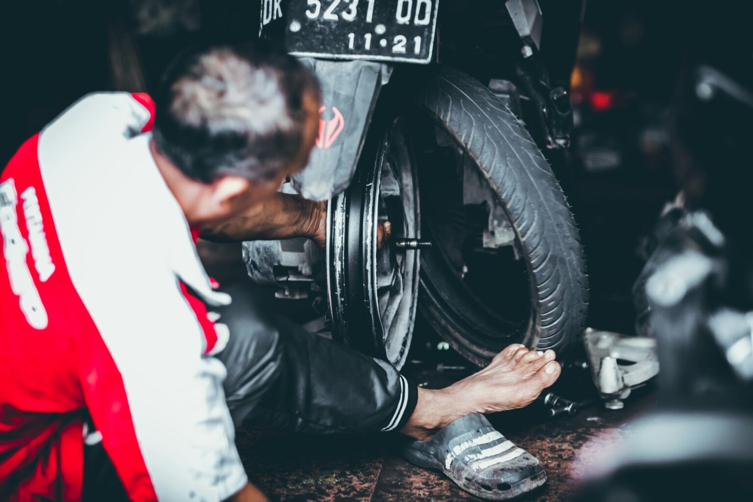 Merawat ban tubeless motor dengan mendeteksi bocor halus memakai cairan sabun