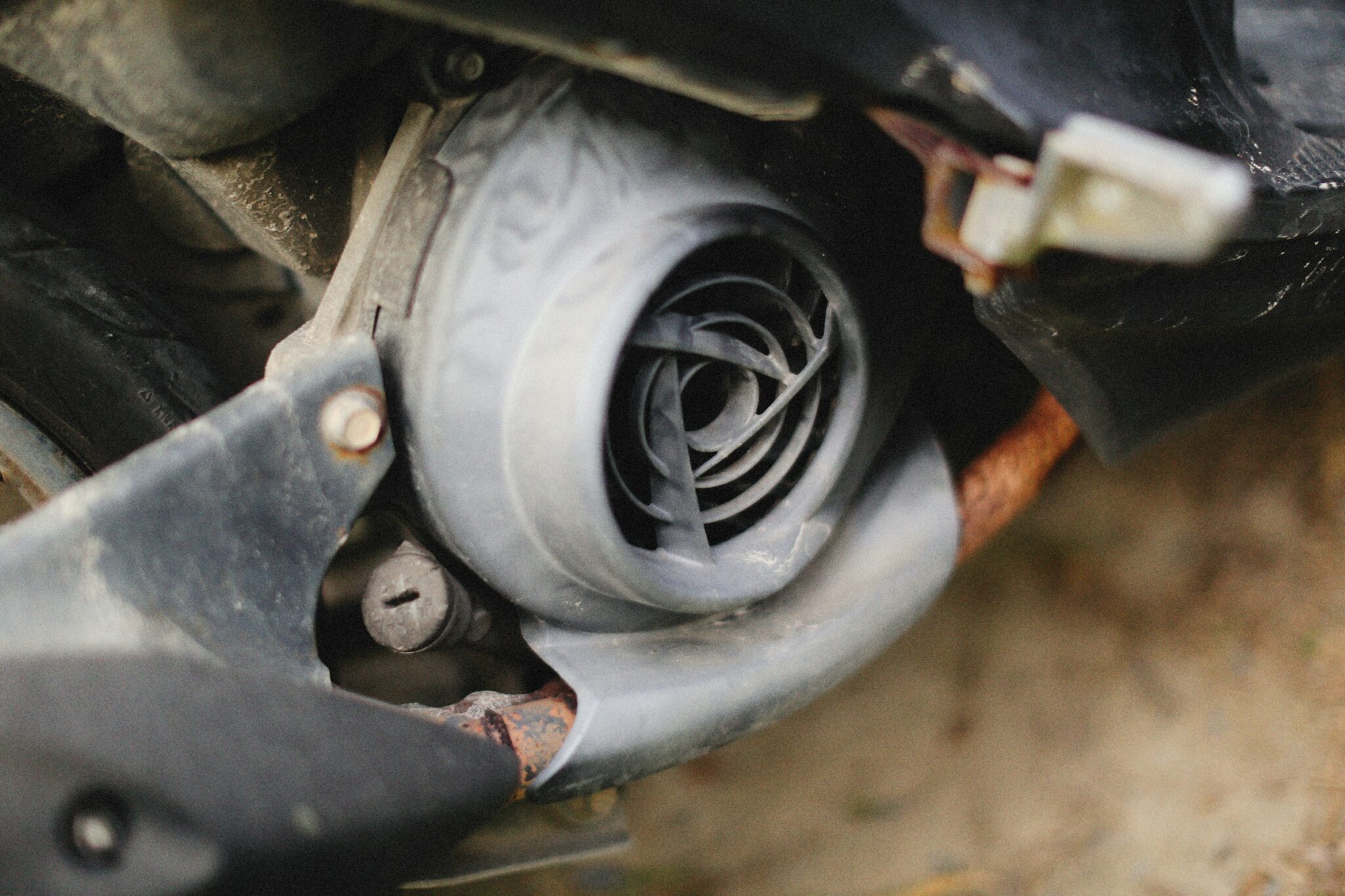 Perbandingan filter udara motor yang kotor dan yang masih bersih