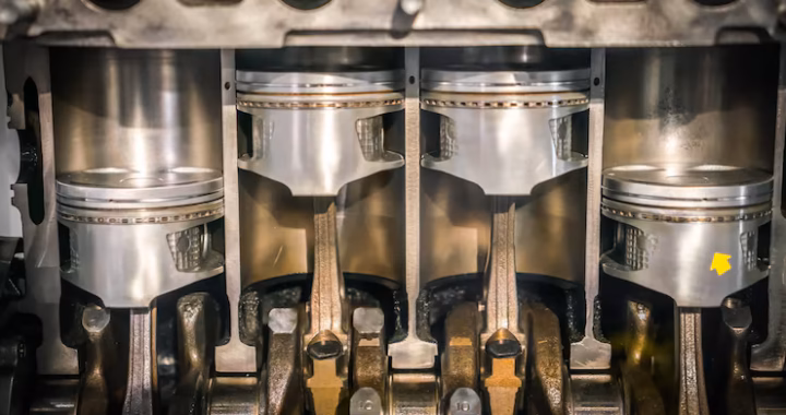 Komponen piston dan dinding silinder yang dilapisi lapisan oli mesin