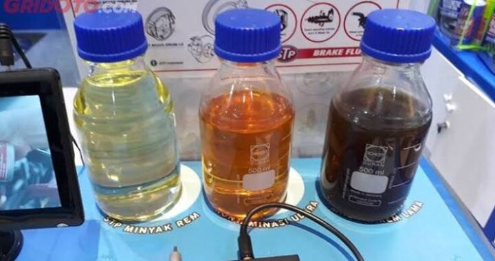 Oli rem motor baru berwarna bening dibandingkan oli rem lama yang menghitam dan harus diganti