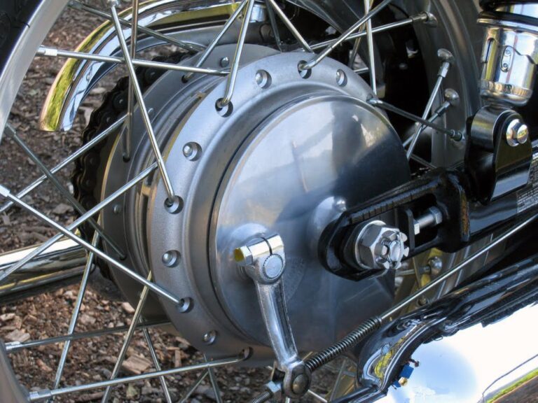 Bagian dalam rem tromol motor menunjukkan sepatu rem dan per pengembali