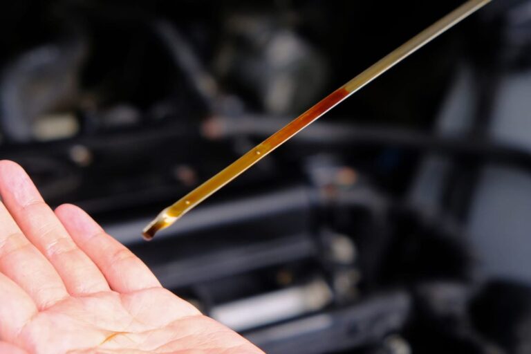 Oli motor diteteskan di antara dua jari untuk mengecek teksturnya