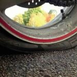 Tes air sabun mendeteksi pentil ban motor bocor lewat gelembung udara yang muncul