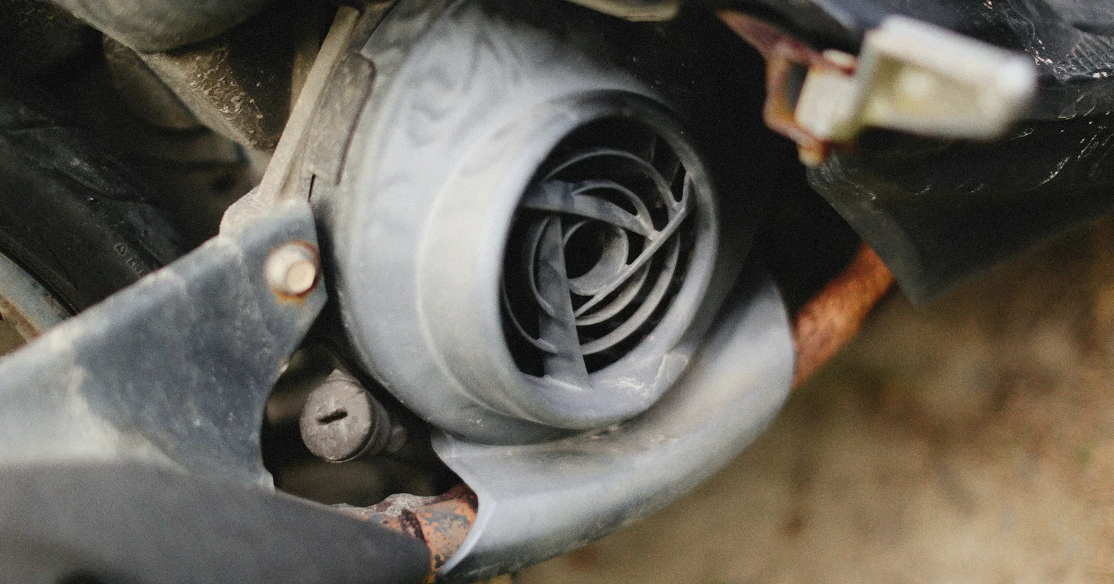 Illustration for Beda Filter Udara Kering dan Filter Udara Basah pada Motor