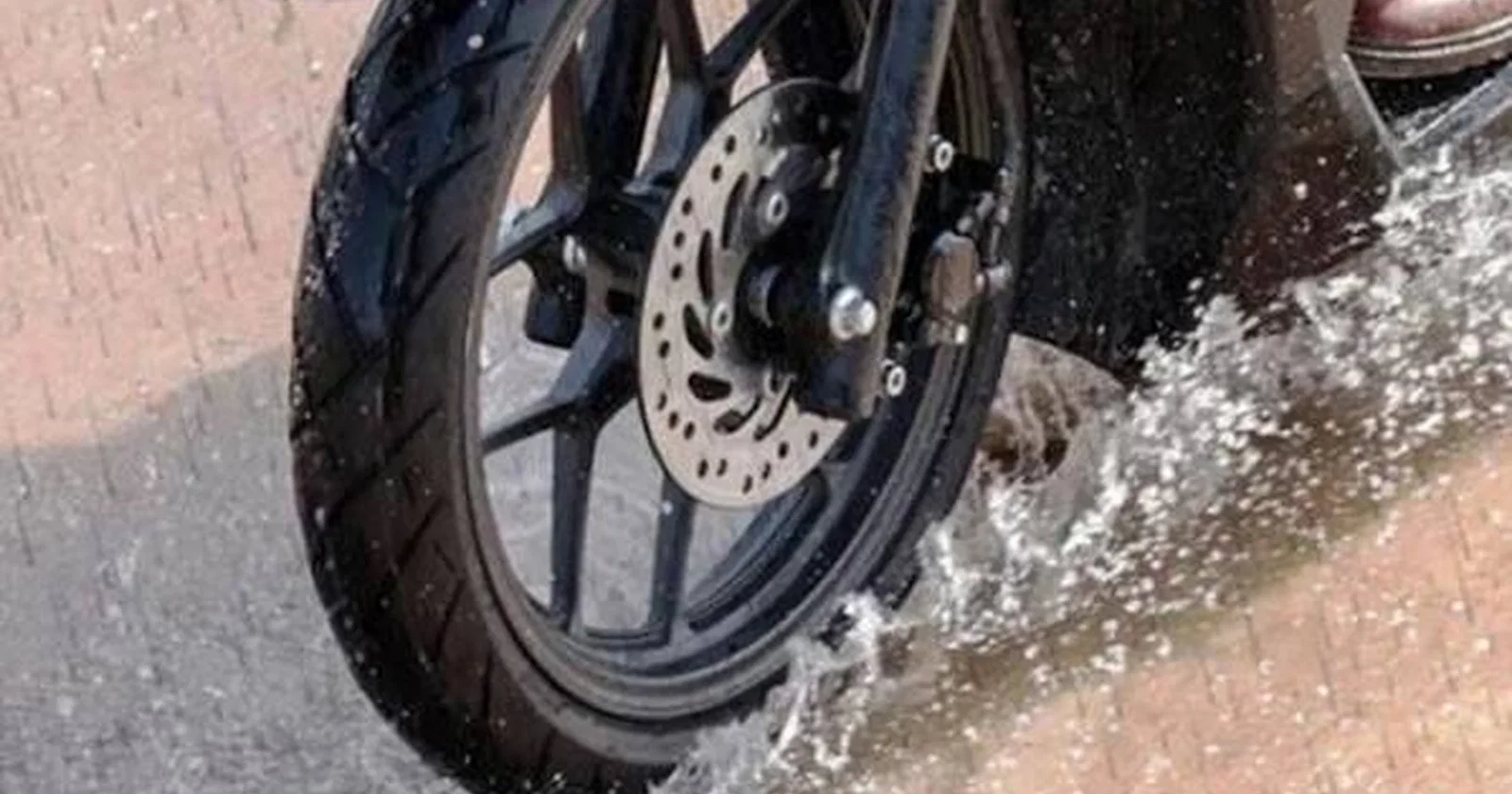 Illustration for Penyebab Motor Brebet Saat Hujan atau Kena Air